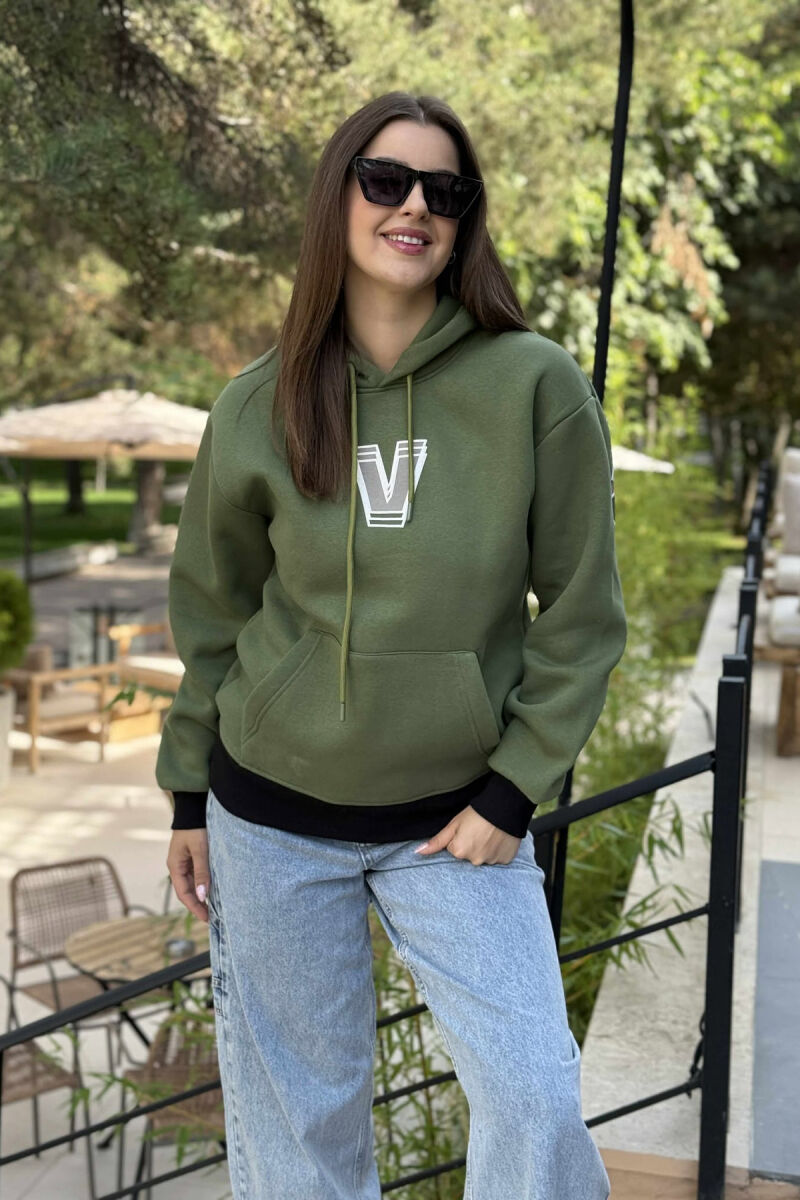 HOODIE ME PUSH ME SHKRIME NË PJESEN E PASME PËR FEMRA NË NGJYRËN JESHILE&E ZEZË - 1