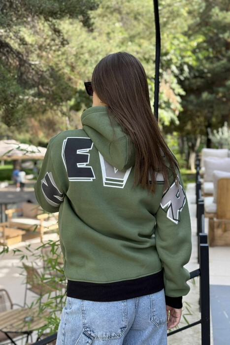 HOODIE ME PUSH ME SHKRIME NË PJESEN E PASME PËR FEMRA NË NGJYRËN JESHILE&E ZEZË - 4