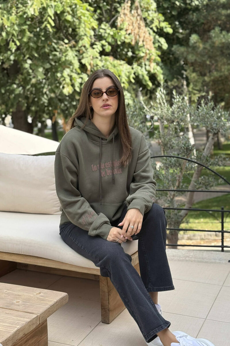HOODIE ME PUSH NJËNGJYRËSHE DHE DIZANJ MBRAPA PËR FEMRA NË NGJYRËN JESHILE - 2