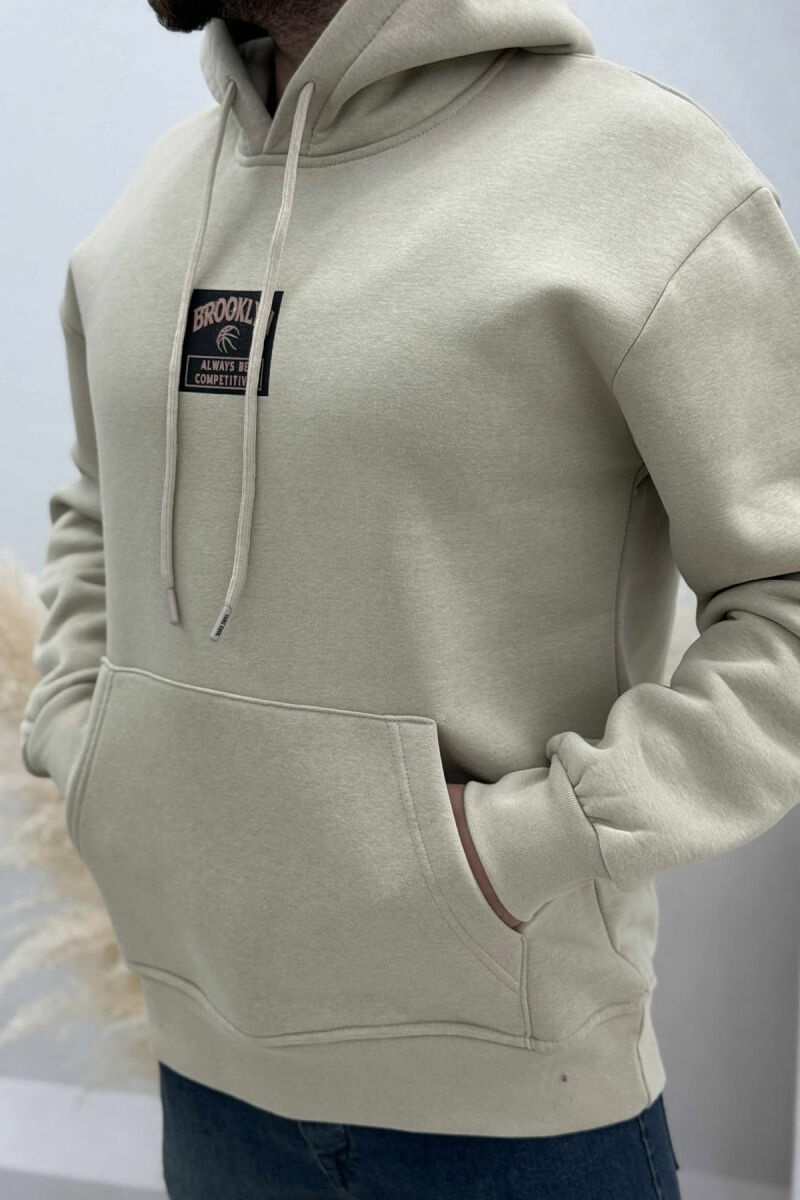 HOODIE ME PUSH NJËNGJYRËSHE DHE ME DIZANJ BASKETBOLL MBRAPA PËR MESHKUJ NË NGJYRËN BEZHË - 2