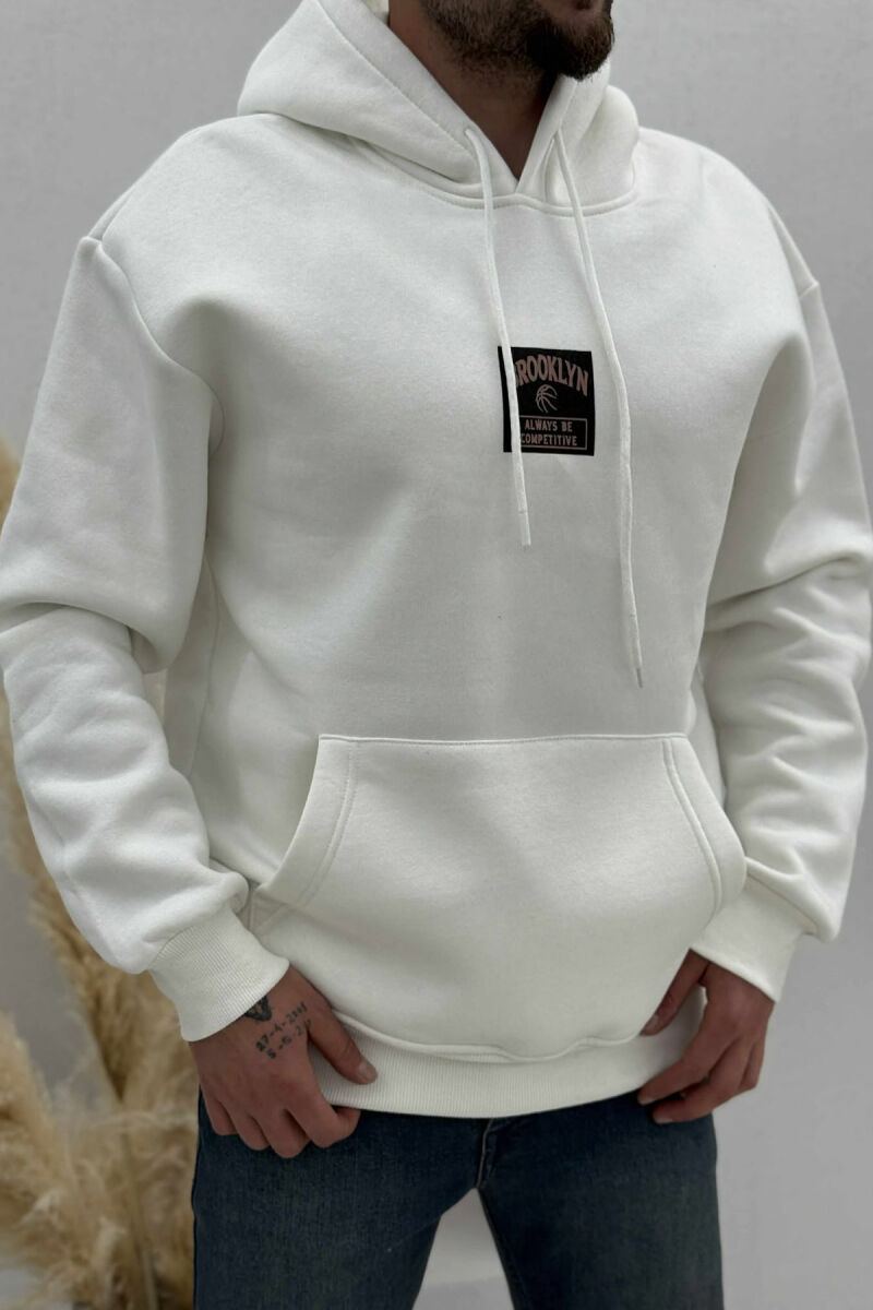 HOODIE ME PUSH NJËNGJYRËSHE DHE ME DIZANJ BASKETBOLL MBRAPA PËR MESHKUJ NË NGJYRËN E BARDHË - 1