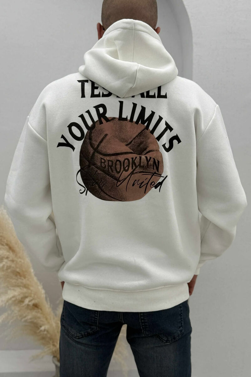 HOODIE ME PUSH NJËNGJYRËSHE DHE ME DIZANJ BASKETBOLL MBRAPA PËR MESHKUJ NË NGJYRËN E BARDHË - 3