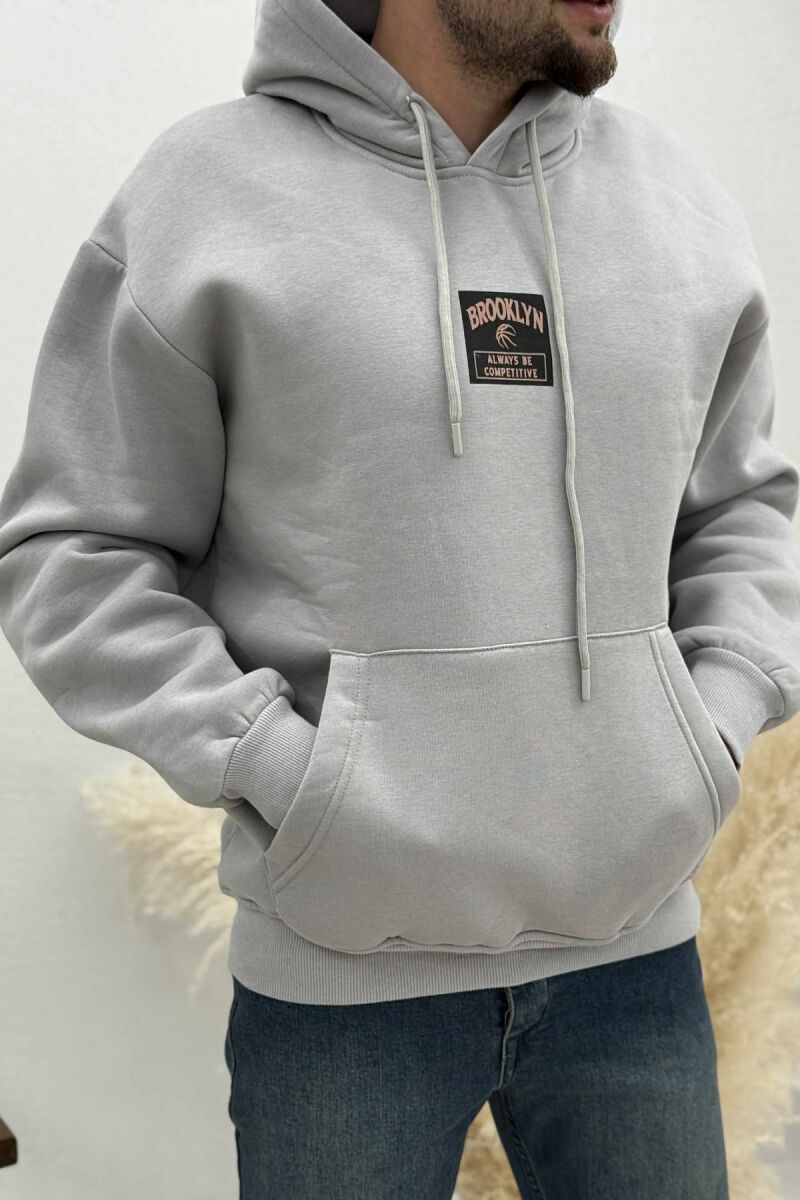 HOODIE ME PUSH NJËNGJYRËSHE DHE ME DIZANJ BASKETBOLL MBRAPA PËR MESHKUJ NË NGJYRËN GRI - 2