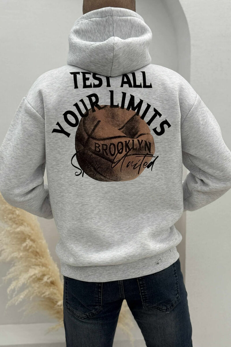 HOODIE ME PUSH NJËNGJYRËSHE DHE ME DIZANJ BASKETBOLL MBRAPA PËR MESHKUJ NË NGJYRËN GRI TË ZBARDHUR - 2