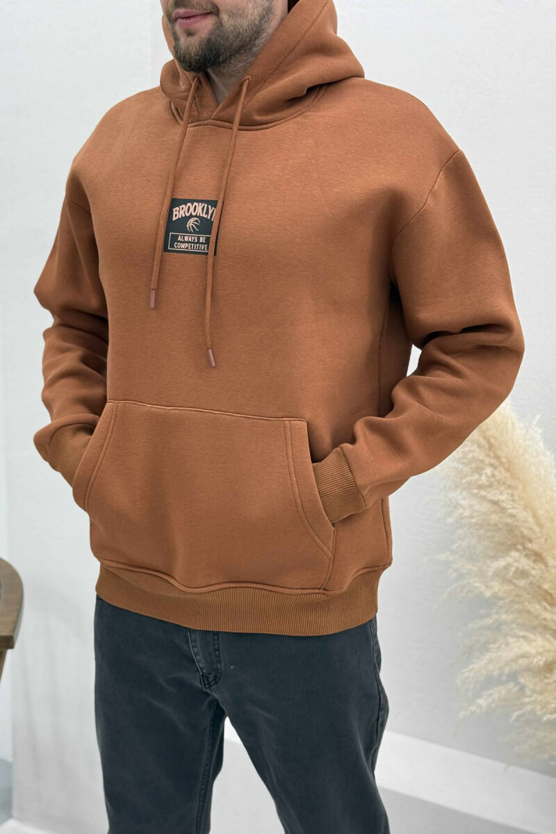 HOODIE ME PUSH NJËNGJYRËSHE DHE ME DIZANJ BASKETBOLL MBRAPA PËR MESHKUJ NË NGJYRËN KAFE - 2