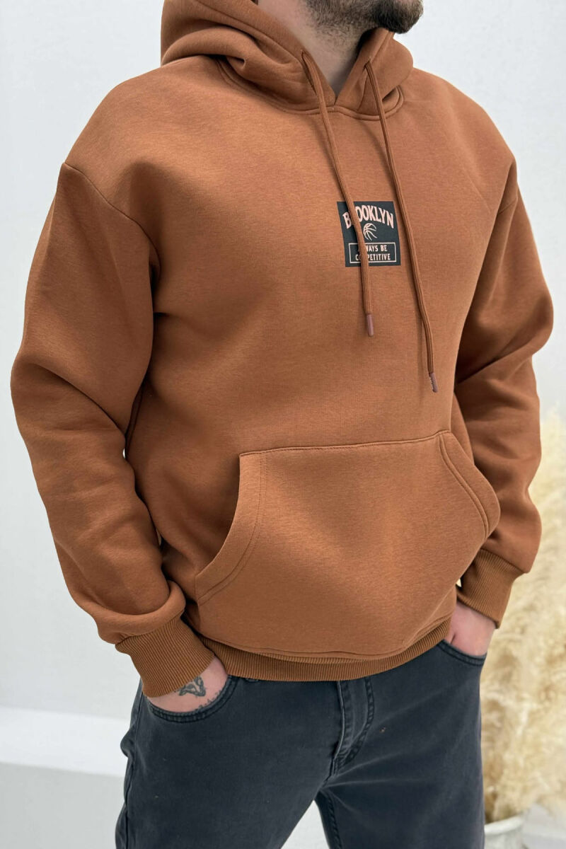 HOODIE ME PUSH NJËNGJYRËSHE DHE ME DIZANJ BASKETBOLL MBRAPA PËR MESHKUJ NË NGJYRËN KAFE - 3