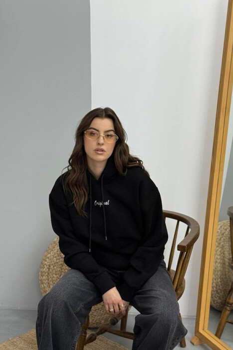 HOODIE ME PUSH NJENGJYRESHE DHE ME SHKRIM TE VOGEL PARA PER FEMRA NE NGJYRE TE ZEZE - 2