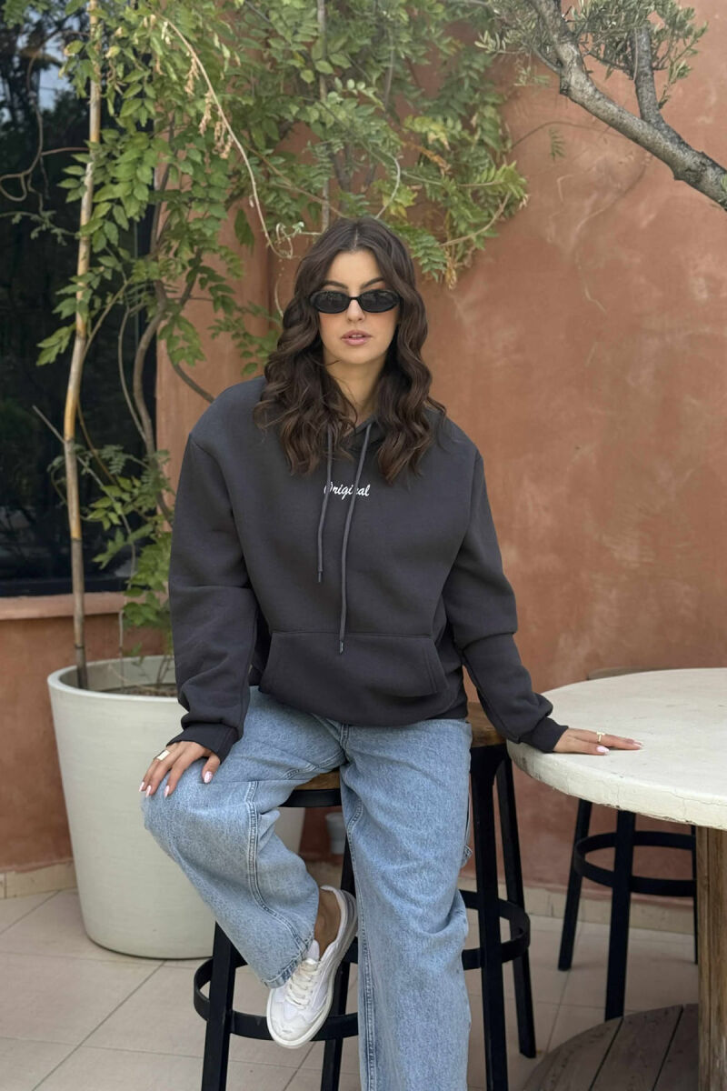 HOODIE ME PUSH NJËNGJYRËSHE DHE ME SHKRIM TË VOGËL PARA PËR FEMRA NË NGJYRËN GRI TË ERRËT - 1