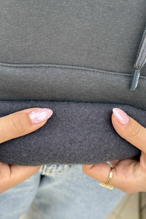 HOODIE ME PUSH NJËNGJYRËSHE DHE ME SHKRIM TË VOGËL PARA PËR FEMRA NË NGJYRËN GRI TË ERRËT - 5