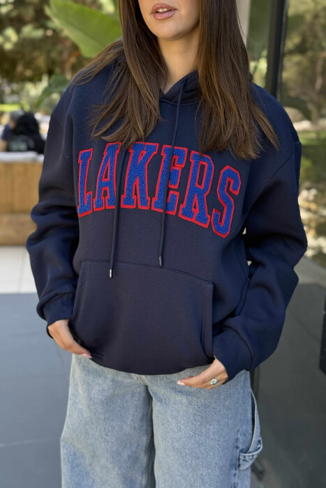 HOODIE ME PUSH NJËNGJYRËSHE DHE ME SHKRIM PARA PËR FEMRA NË NGJYRËN BLU TË ERRËT - 2