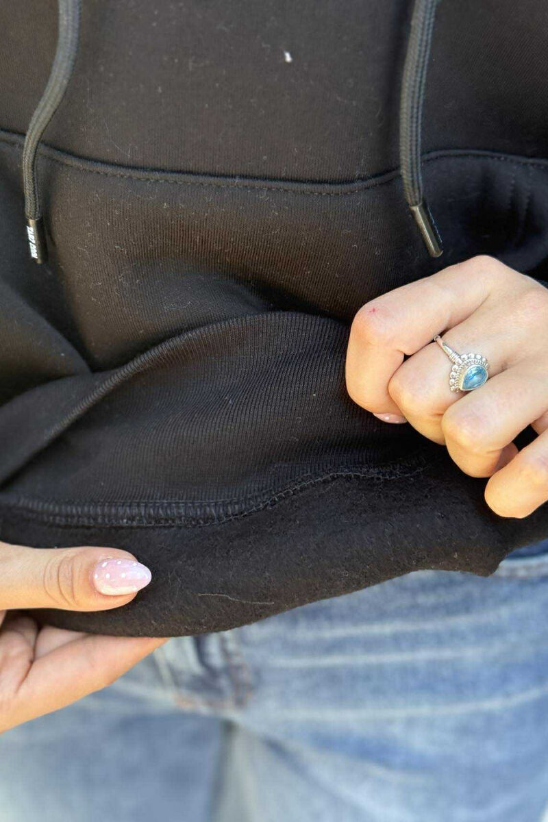 HOODIE ME PUSH NJËNGJYRËSHE DHE ME SHKRIM PARA PËR FEMRA NË NGJYRËN E ZEZË - 5