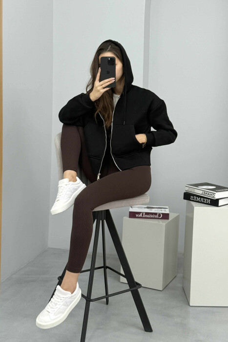 HOODIE ME ZINXHIR DHE ME PUSH NJË NGJYRËSHE PËR FEMRA NË NGJYRËN E ZEZË - 3