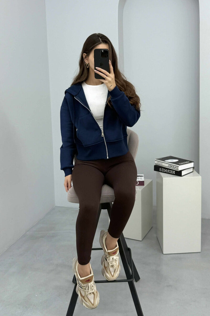 HOODIE ME ZINXHIR DHE ME PUSH NJË NGJYRËSHE PËR FEMRA NË NGJYRËN BLU TË ERRËT - 2