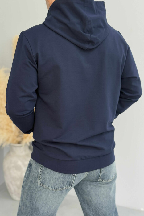 HOODIE NJË NGJYRËSHE ME DETAJIN E SHKRIMIT PARA PËR MESHKUJ NE NGJYRËN BLU - 4