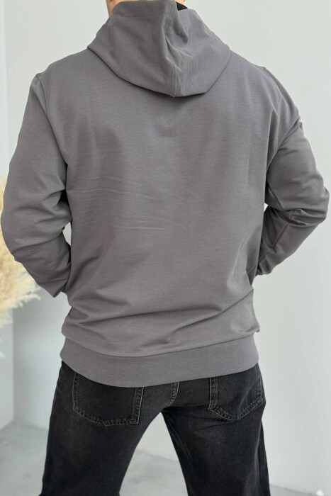 HOODIE NJË NGJYRËSHE ME DETAJIN E SHKRIMIT PARA PËR MESHKUJ NE NGJYRËN GRI TË ERRËT - 3