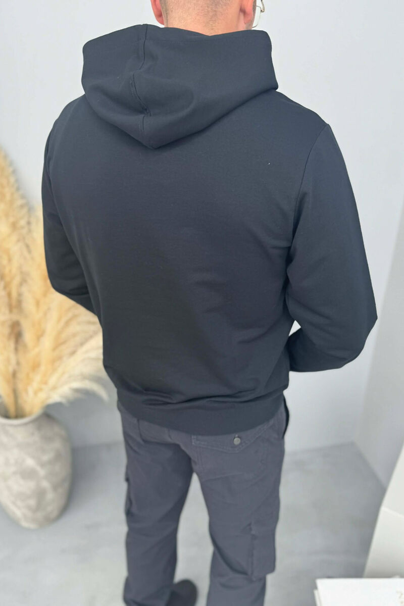 HOODIE NJË NGJYRËSHE ME DIZAJN TË THJESHTË PËR MESHKUJ NË NGJYRËN E ZEZË - 2
