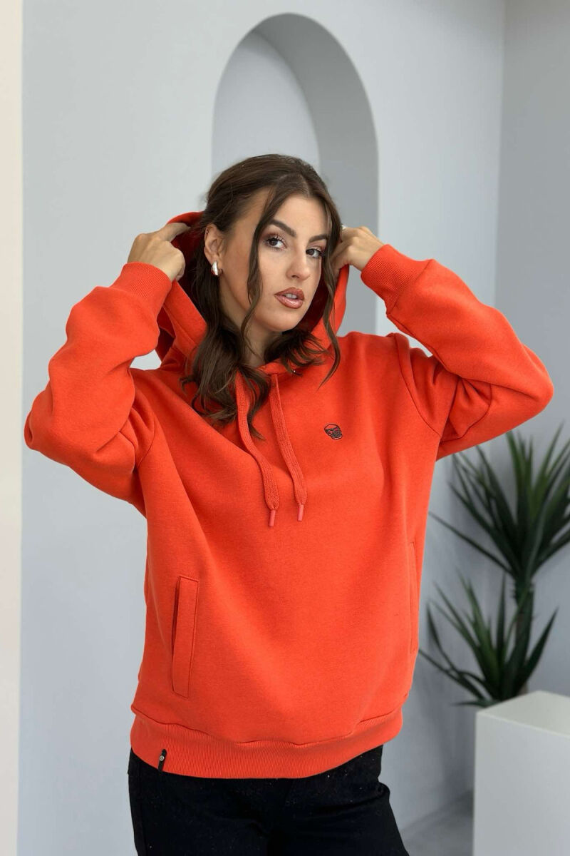 HOODIE NJË NGJYRËSHE ME LOGO KAFKE PËR FEMRA NË NGJYRËN PORTOKALLI - 1