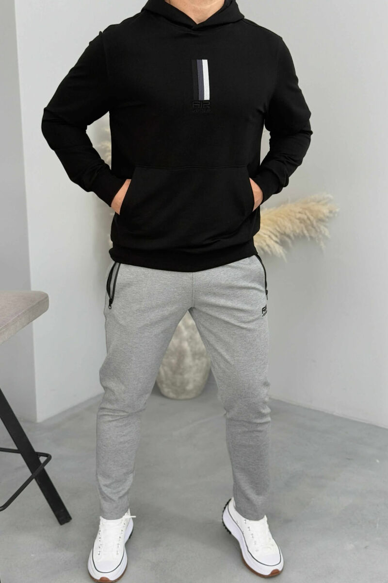 HOODIE NJË NGJYRËSHE ME LOGO NË PJESËN PARA PËR MESHKUJ NË NGJYRË TË ZEZË - 1