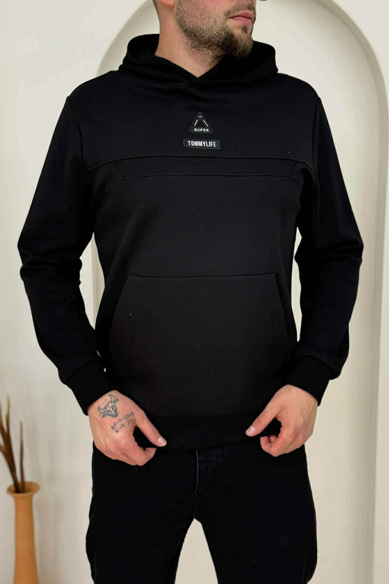 HOODIE NJË NGJYRËSHE ME LOGO NË PJESËN PARA PËR MESHKUJ NË NGJYRËN E ZEZË - 2