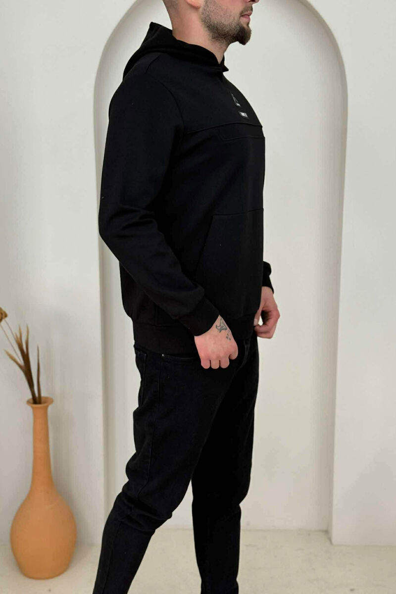 HOODIE NJË NGJYRËSHE ME LOGO NË PJESËN PARA PËR MESHKUJ NË NGJYRËN E ZEZË - 3