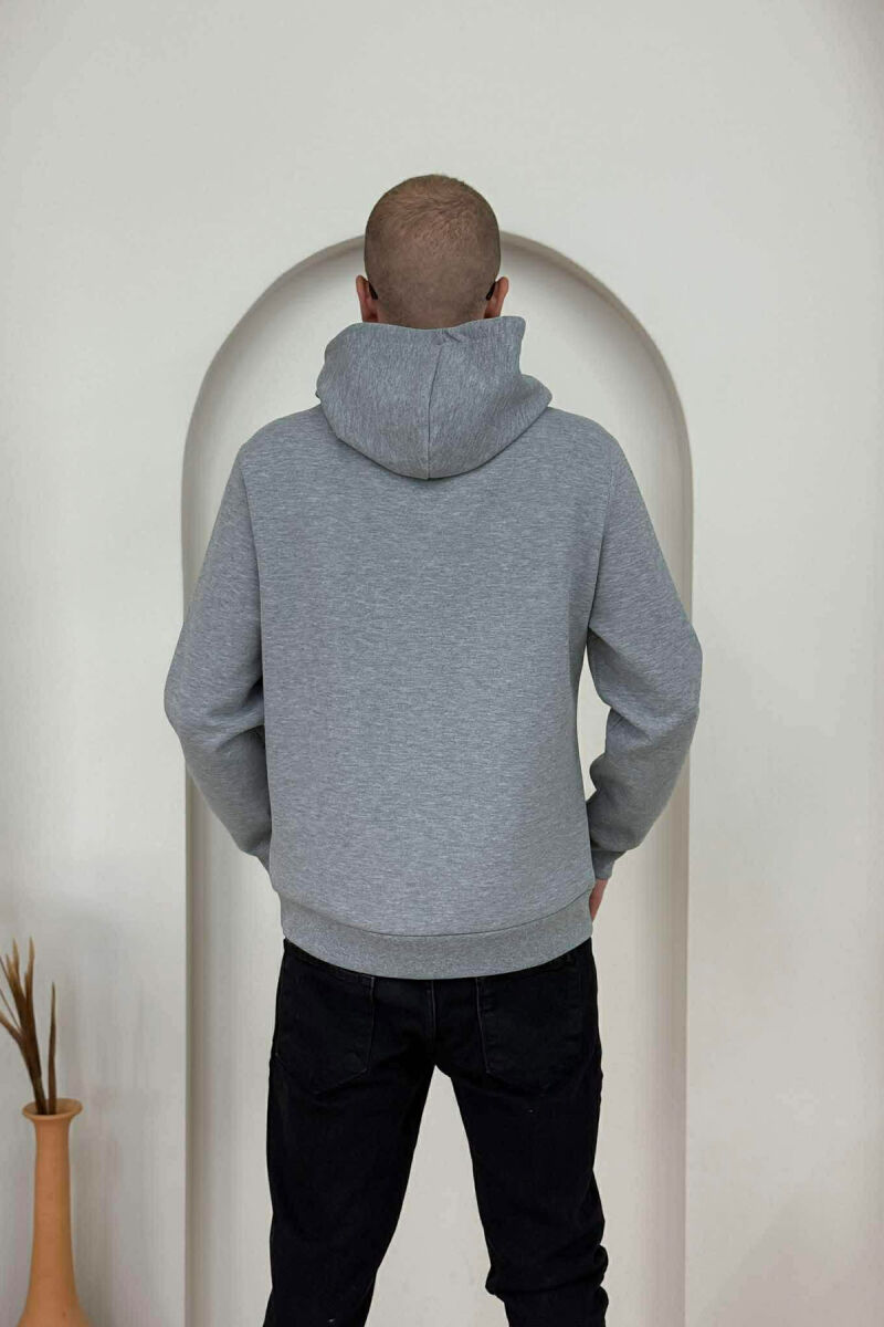 HOODIE NJË NGJYRËSHE ME LOGO NË PJESËN PARA PËR MESHKUJ NË NGJYRËN GRI - 3