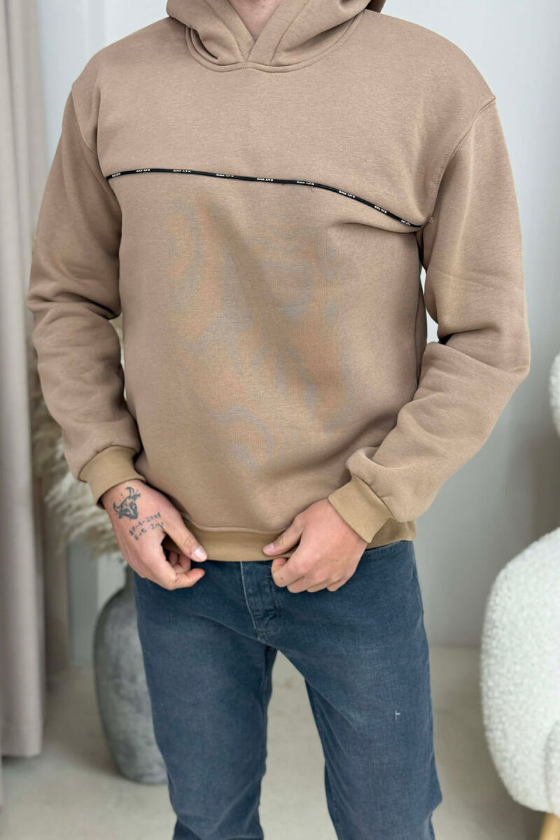 HOODIE NJE NGJYRESHE ME PUSH DHE DETAJE TE VOGLA PER MESHKUJ NE NGJYRE KAFE TE ZBARDHUR - 1