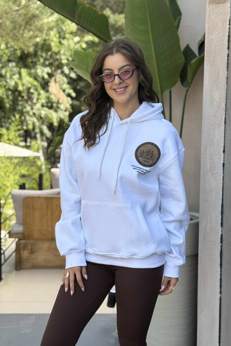 HOODIE NJË NGJYRËSHE ME PUSH DHE DIZAJN NË PJESËN E PASME PËR FEMRA NË NGJYRË TË BARDHË - 2