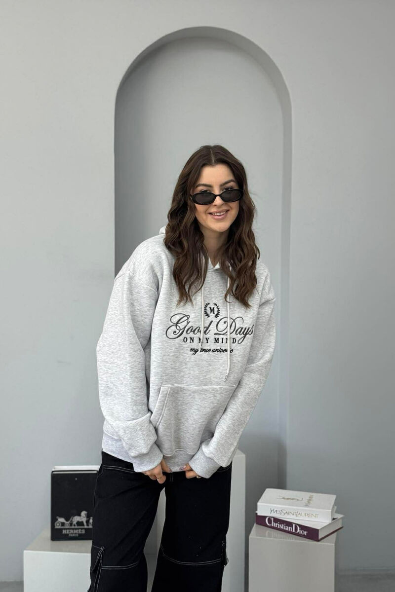 HOODIE NJE NJGYRESHE ME PUSH DHE DIZAJN NË PJESEN PARA PER FEMRA NE NGJYRE GRI TE ZBARDHUR - 2