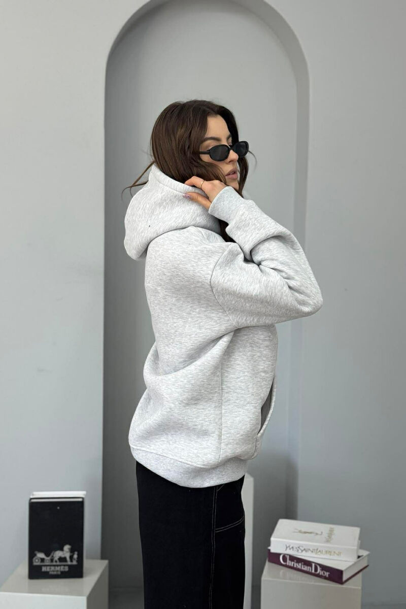 HOODIE NJE NJGYRESHE ME PUSH DHE DIZAJN NË PJESEN PARA PER FEMRA NE NGJYRE GRI TE ZBARDHUR - 3