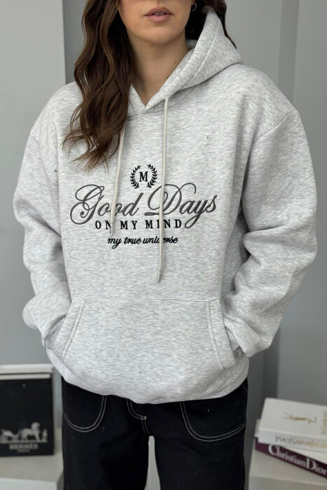 HOODIE NJE NJGYRESHE ME PUSH DHE DIZAJN NË PJESEN PARA PER FEMRA NE NGJYRE GRI TE ZBARDHUR - 4