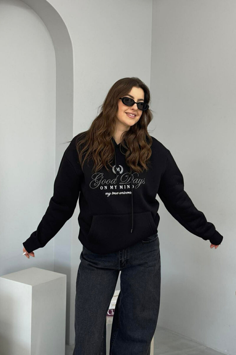 HOODIE NJE NJGYRESHE ME PUSH DHE DIZAJN NË PJESEN PARA PER FEMRA NE NGJYRE TE ZEZE - 1