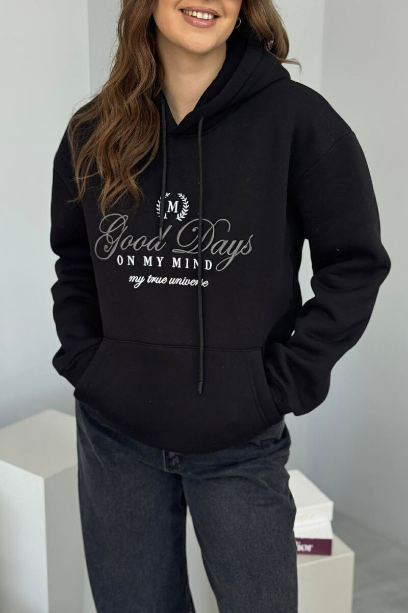 HOODIE NJE NJGYRESHE ME PUSH DHE DIZAJN NË PJESEN PARA PER FEMRA NE NGJYRE TE ZEZE - 3