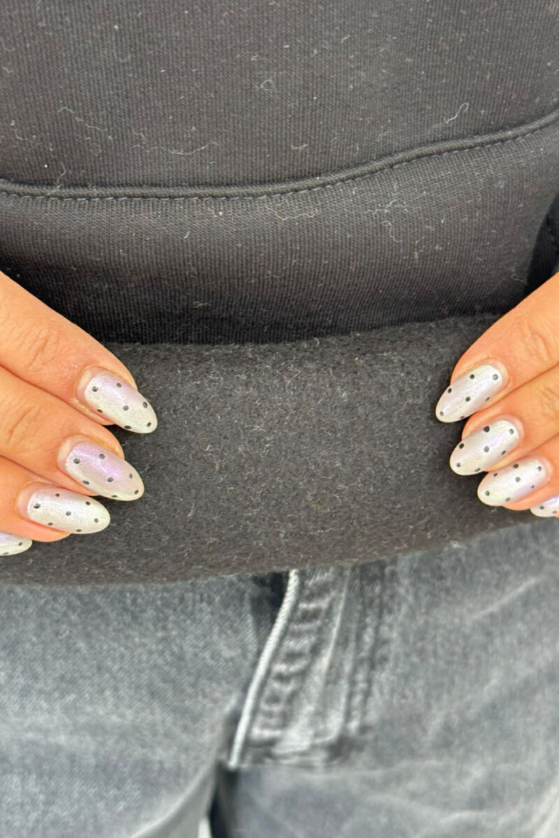 HOODIE NJE NJGYRESHE ME PUSH DHE DIZAJN NË PJESEN PARA PER FEMRA NE NGJYRE TE ZEZE - 4