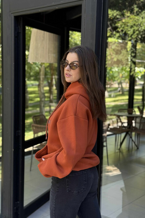 HOODIE NJË NJGYRËSHE ME PUSH DHE DIZAJN NË PJESËN PARA PËR FEMRA NË NGJYRË TULLE - 3