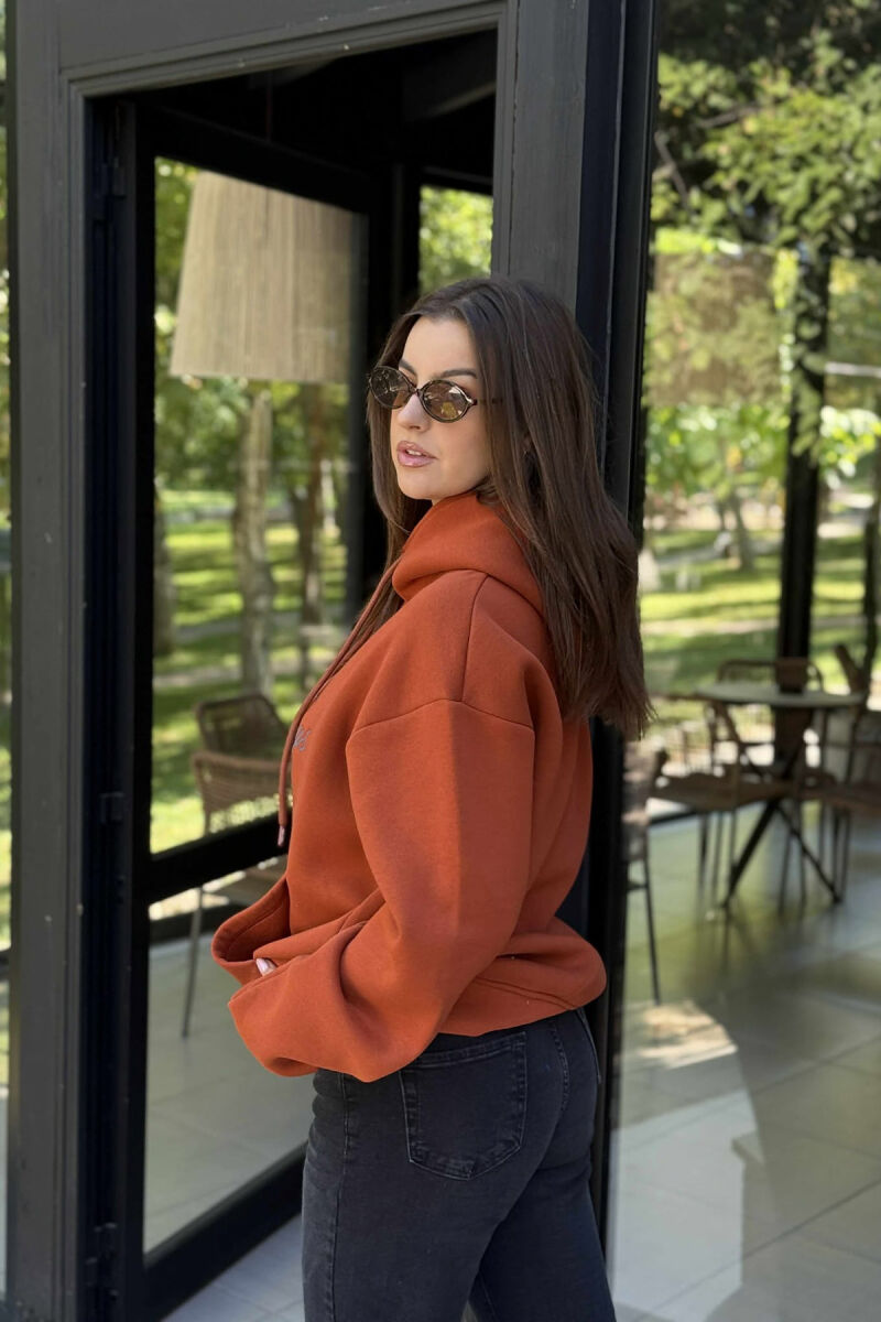 HOODIE NJË NJGYRËSHE ME PUSH DHE DIZAJN NË PJESËN PARA PËR FEMRA NË NGJYRË TULLE - 3