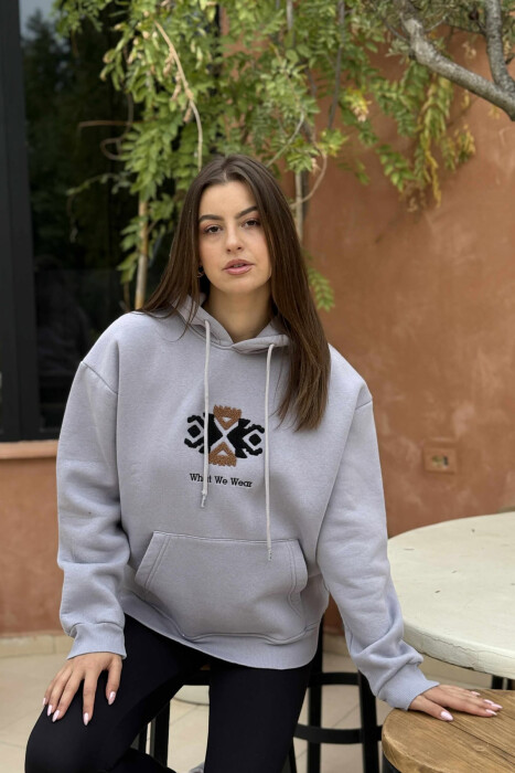 HOODIE NJË NGJYRËSHE ME PUSH DHE LOGO NË PJESËN PARA PËR FEMRA NË NGJYRË GRI TË ZBARDHUR - 2