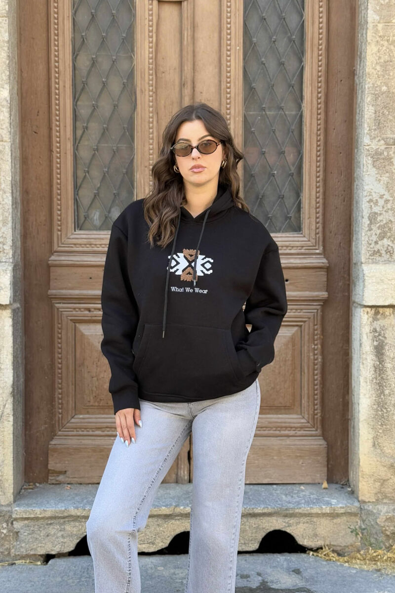 HOODIE NJË NGJYRËSHE ME PUSH DHE LOGO NË PJESËN PARA PËR FEMRA NË NGJYRË TË ZEZË - 1