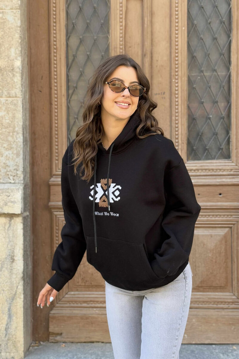 HOODIE NJË NGJYRËSHE ME PUSH DHE LOGO NË PJESËN PARA PËR FEMRA NË NGJYRË TË ZEZË - 2