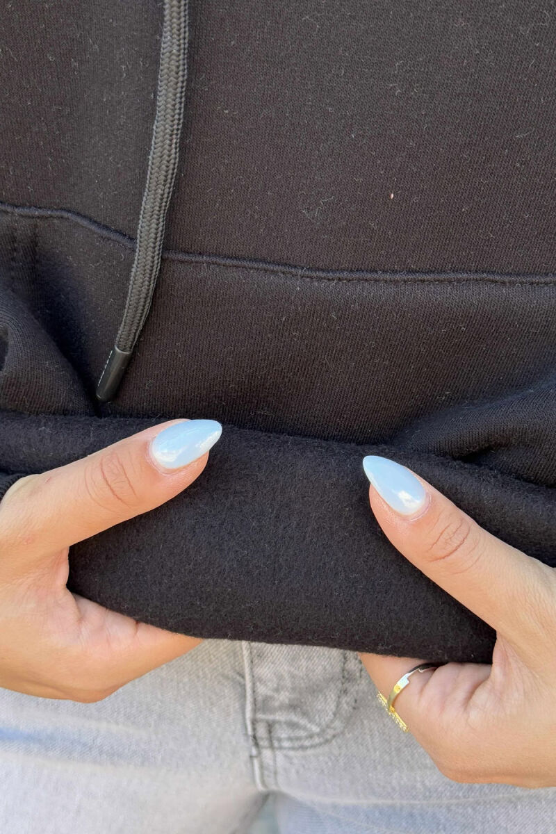 HOODIE NJË NGJYRËSHE ME PUSH DHE LOGO NË PJESËN PARA PËR FEMRA NË NGJYRË TË ZEZË - 5