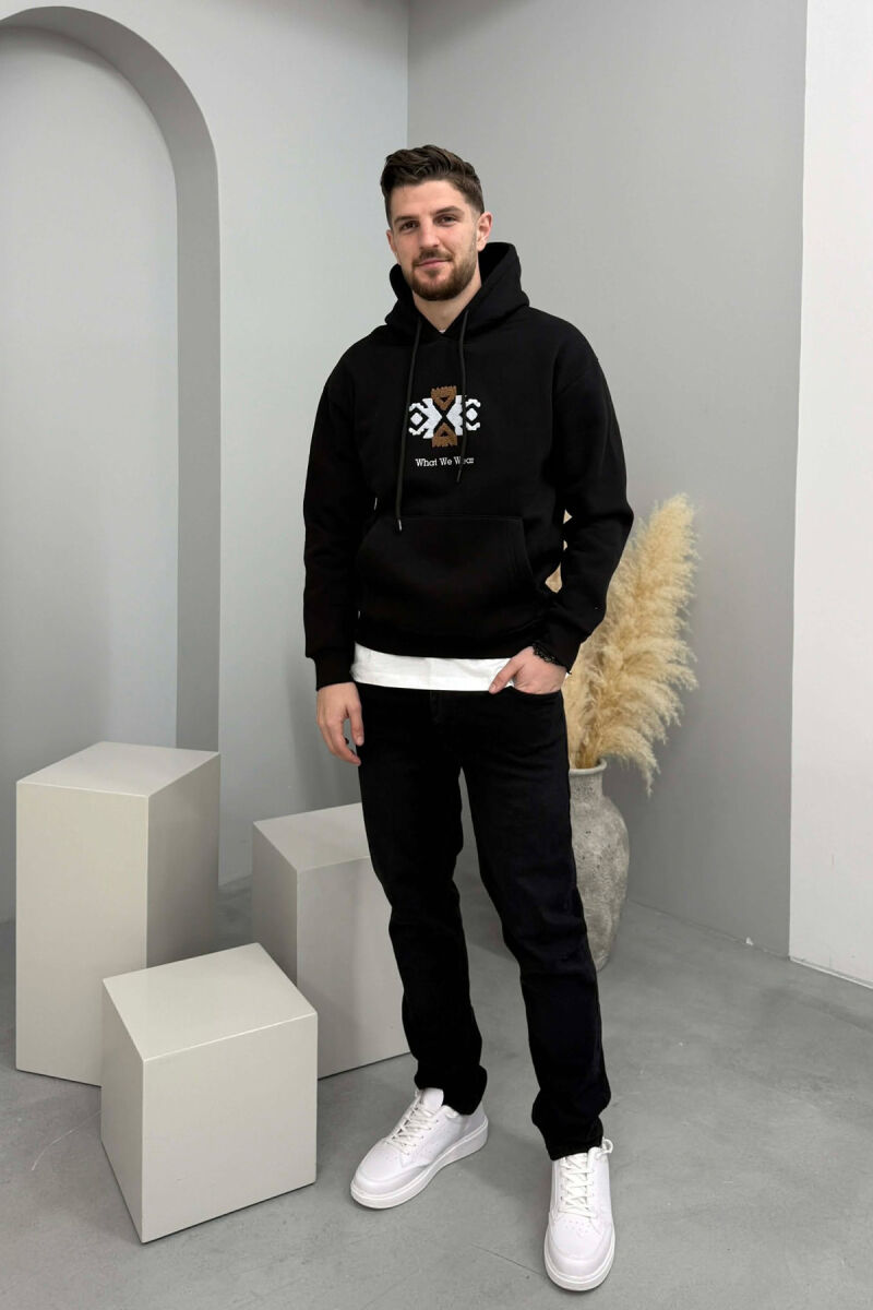 HOODIE NJE NGJYRESHE ME PUSH DHE LOGO NË PJESEN PARA PER MESHKUJ NE NGJYRE TE ZEZE - 2
