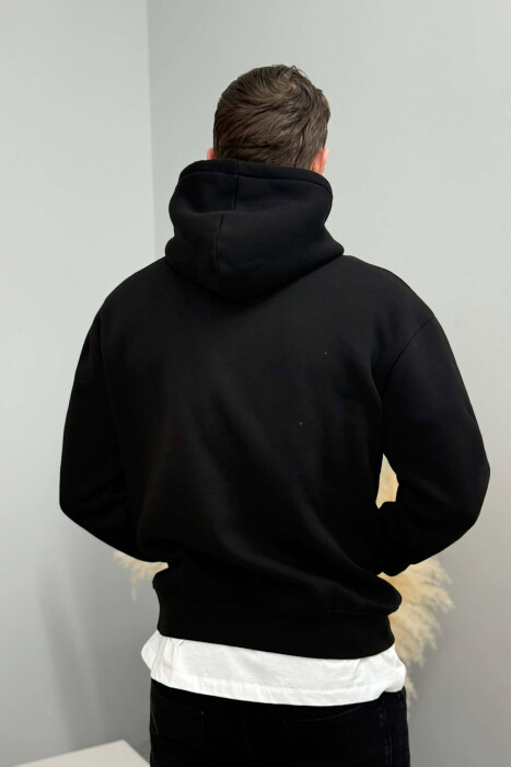 HOODIE NJE NGJYRESHE ME PUSH DHE LOGO NË PJESEN PARA PER MESHKUJ NE NGJYRE TE ZEZE - 4