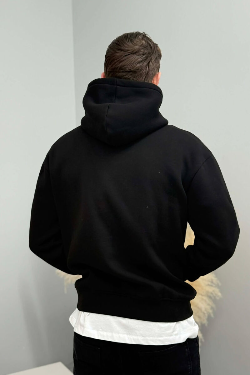HOODIE NJE NGJYRESHE ME PUSH DHE LOGO NË PJESEN PARA PER MESHKUJ NE NGJYRE TE ZEZE - 4