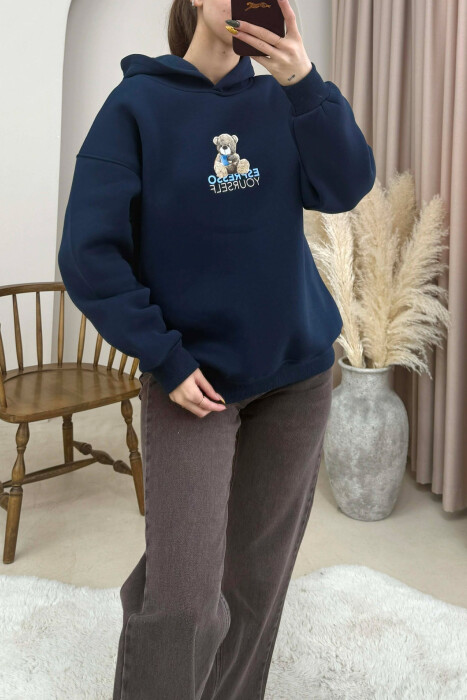 HOODIE NJE NGJYRESHE ME PUSH DHE ME IMAZHIN E ARUSHIT PER FEMRA NE NGJYRE BLU - 3