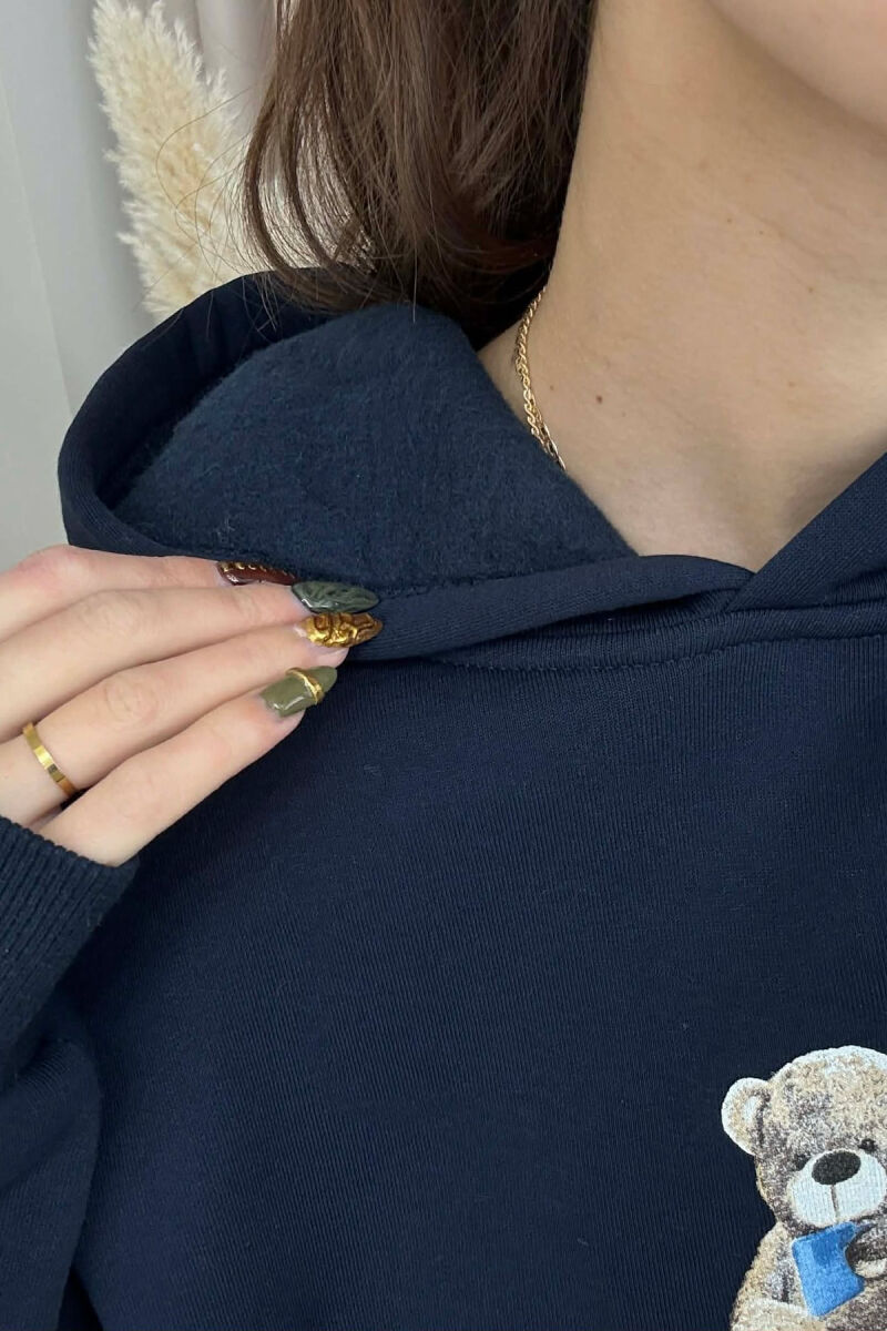 HOODIE NJE NGJYRESHE ME PUSH DHE ME IMAZHIN E ARUSHIT PER FEMRA NE NGJYRE BLU - 4