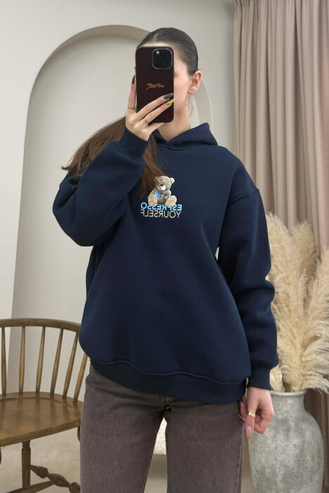 HOODIE NJE NGJYRESHE ME PUSH DHE ME IMAZHIN E ARUSHIT PER FEMRA NE NGJYRE BLU - 5