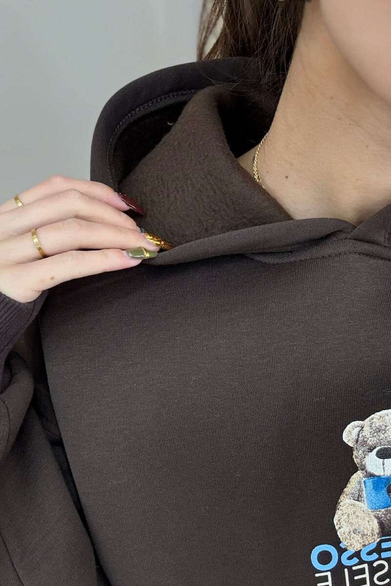 HOODIE NJE NGJYRESHE ME PUSH DHE ME IMAZHIN E ARUSHIT PER FEMRA NE NGJYRE KAFE - 4