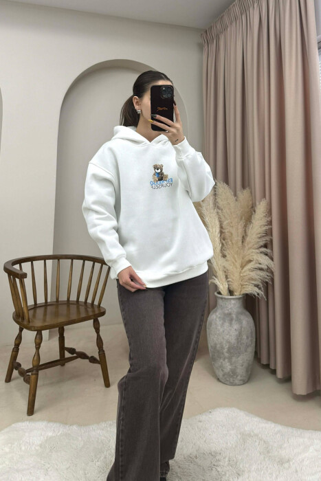 HOODIE NJE NGJYRESHE ME PUSH DHE ME IMAZHIN E ARUSHIT PER FEMRA NE NGJYRE TE BARDHE 