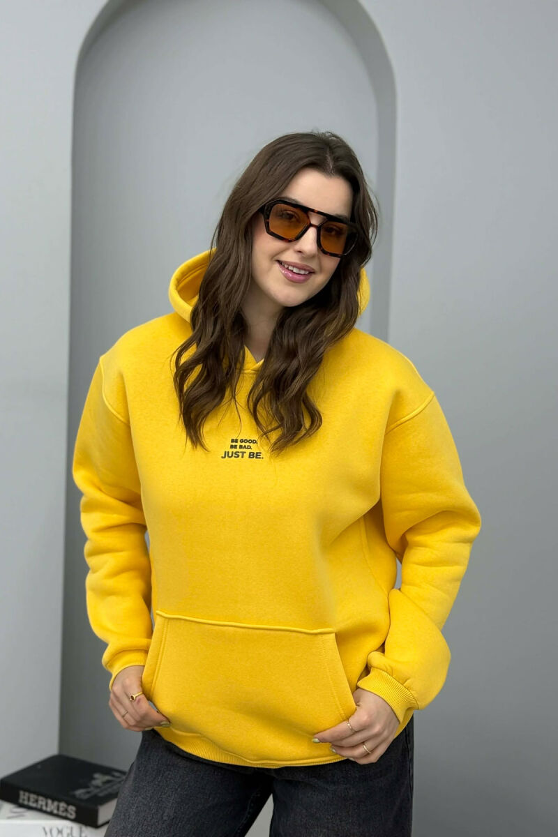 HOODIE NJE NGJYRSHE ME PUSH DHE ME SHKRIM NE PJESEN PARA PER FEMRA NE NGJYRE TE VERDHE - 3