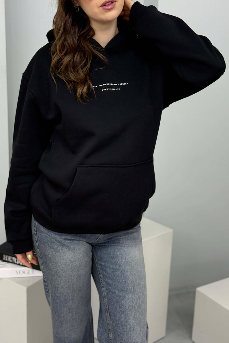 HOODIE NJE NGJYRESHE ME PUSH DHE ME SHKRIM TE THJESHTE NE PJESEN PARA PER FEMRA NE NGJYRE TE ZEZE - 4