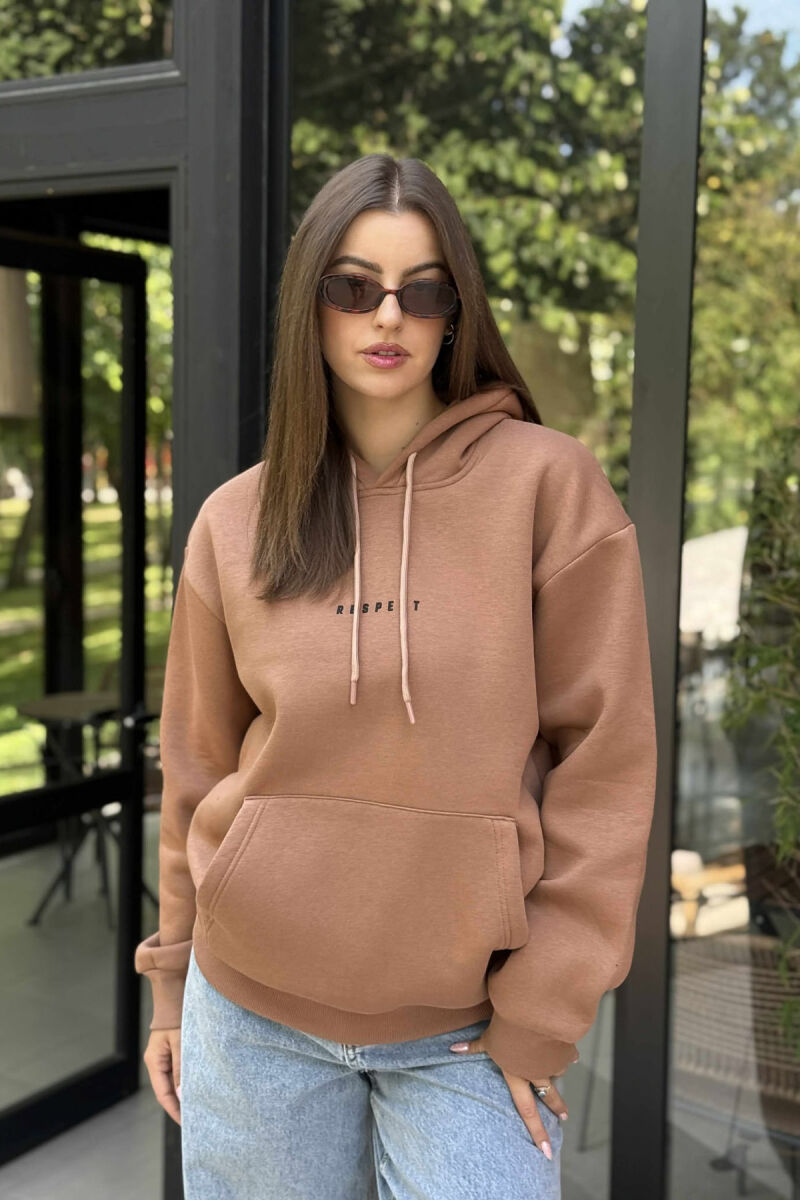 HOODIE NJË NGJYRËSHE ME PUSH DHE ME SHKRIM TE THJESHTË PARA PËR FEMRA NË NGJYRËN KAFE - 2